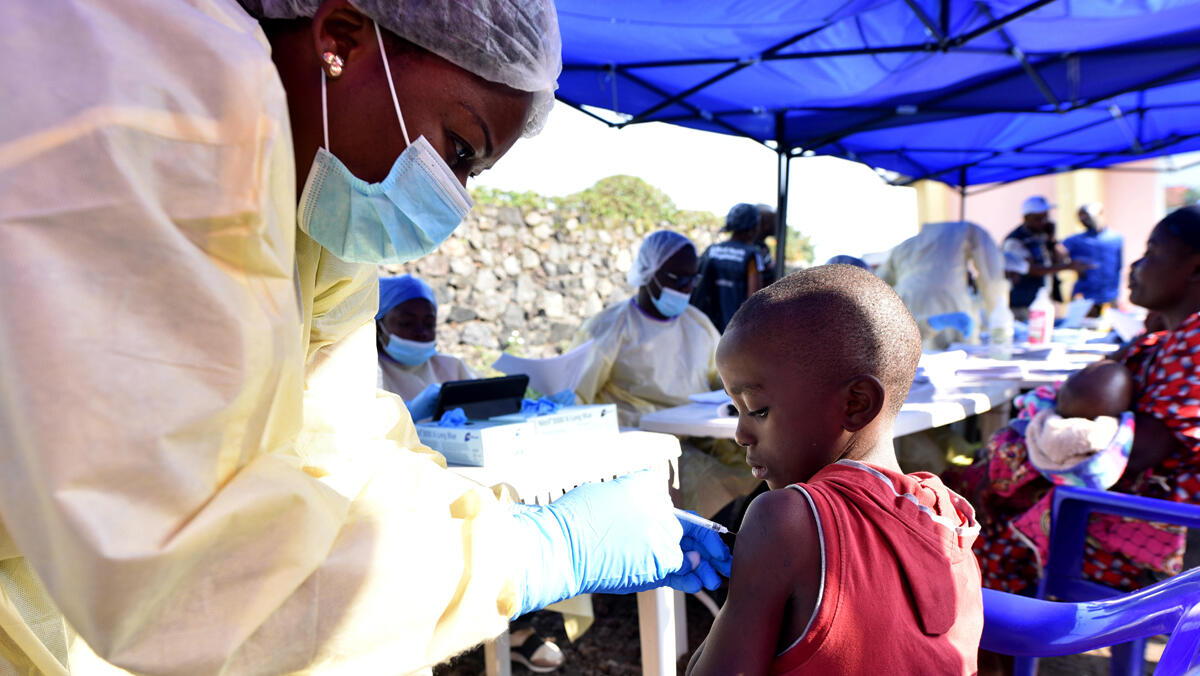 ילדה מקבלת חיסון התפרצות נגיף ה אבולה קונגו אפריקה 2019
