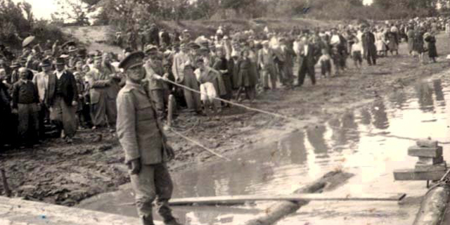 יהודים ממתינים על שפת נהר הדנייסטר לפני גירושם ל גטאות טרנסניסטריה רומניה