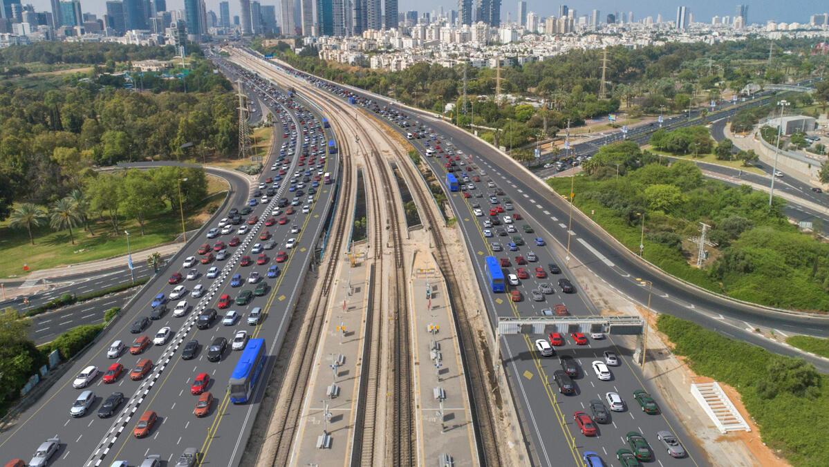 נתיבים מהירים ונתיבי תחבורה ציבוריים לאורך איילון 