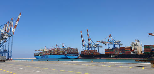 אוניית מכולות בנמל חיפה , צילום: מאור שלום סויסה 