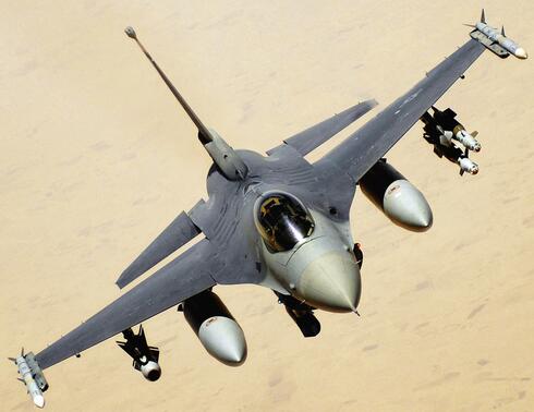 מטוס F16 אמריקאי עם פצצות מונחות לייזר וטיל מונחה טלוויזיה, צילום: USAF