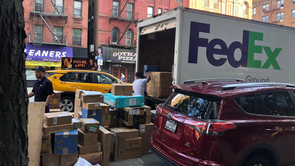 משאית פדקס פורקת חבילות בניו יורק זירת הנדל"ן