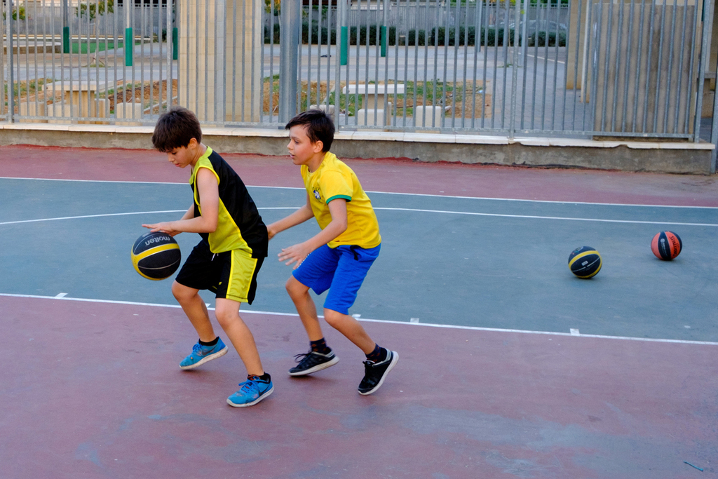 פנאי ילדים משחקים כדורסל 
