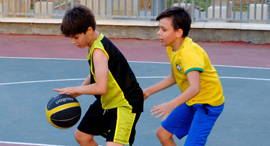 פנאי ילדים משחקים כדורסל 