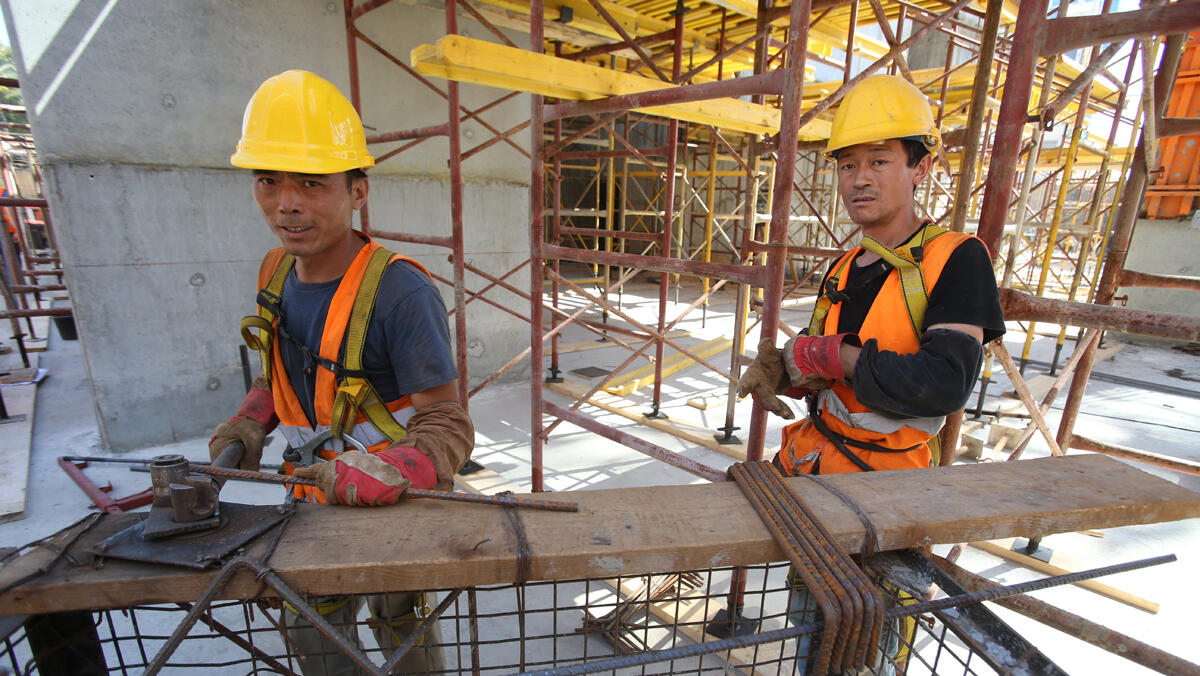 בנייה פועלים זרים סינים עובדי בניין