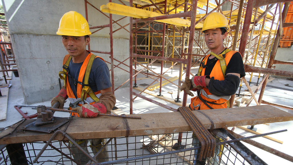 בנייה פועלים זרים סינים עובדי בניין