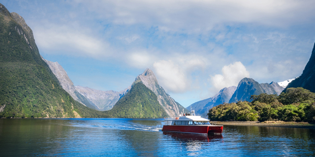 פוטו מקומות שמומלץ לתייר עם סירה ניו זילנד  Milford Sound