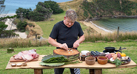 השף גורדון רמזי מבשל הרפתקאה בערוץ National Geographic פנאי