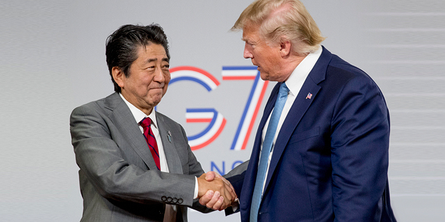 נשיא ארהב דונלד טראמפ ור"מ יפן אבה שינזו ועידת G7 ביאריץ צרפת אוגוסט 2019 לוחצים ידיים