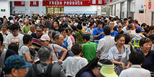 לקוחות ב סין מתנפלים על סניף קוסטקו הראשון במדינה