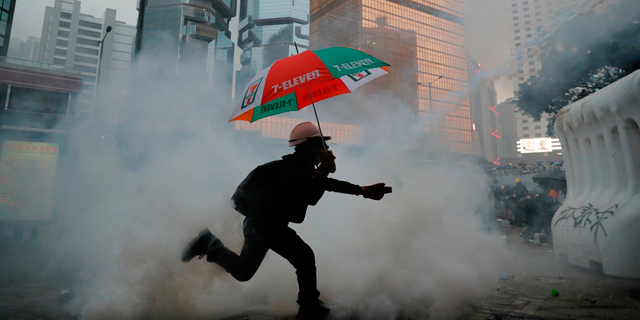 משטרת הונג קונג ירתה גז מדמיע על מפגינים