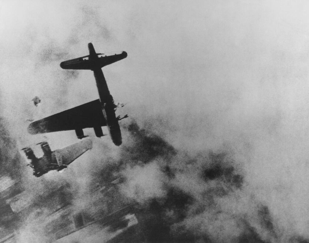 מלחמת העולם השנייה מפציץ B17 הקברניט
