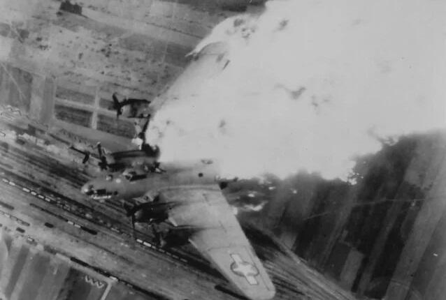 מפציץ B17 מושמד מאש נ"מ גרמנית, צילום: USAF
