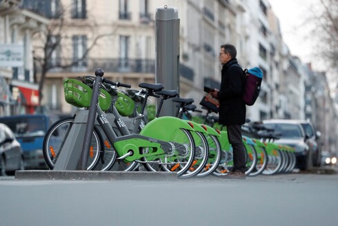 אופניים חשמליים בפריז , צילום: רויטרס