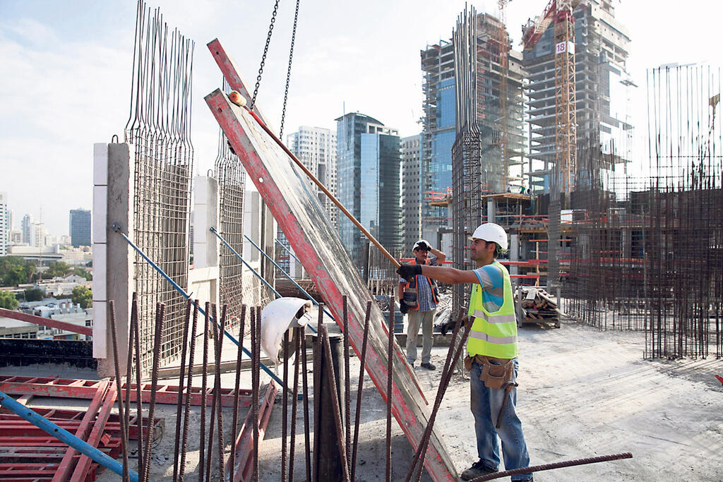 עובדים זרים מ טורקיה בונים בניינים ב תל אביב