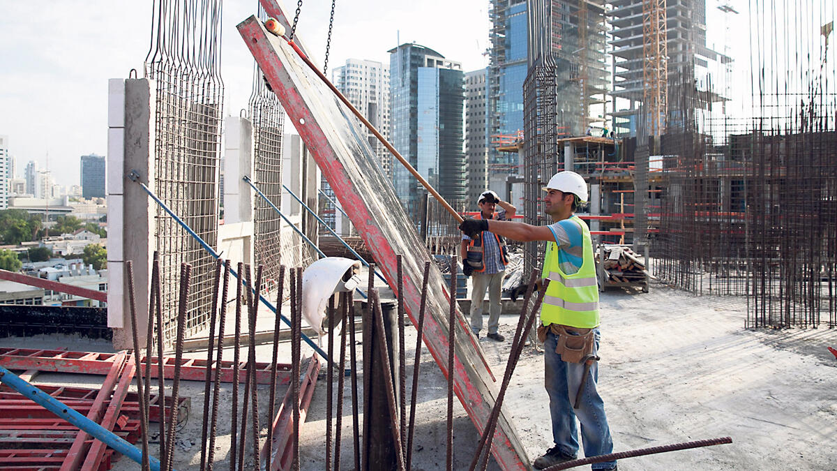עובדים זרים מ טורקיה בונים בניינים ב תל אביב