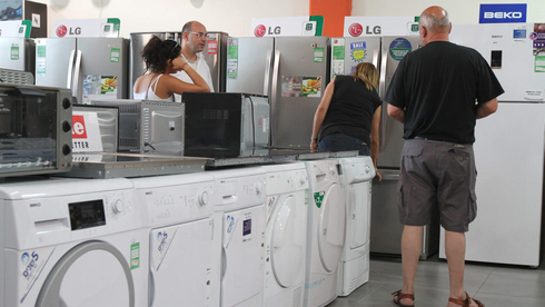 ישראלים קונים מוצרי חשמל. האם מחירי החשמל יירדו?, צילום: אריאל בשור