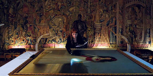 פנאי עבודות שימור על ציור של גויה בארמון