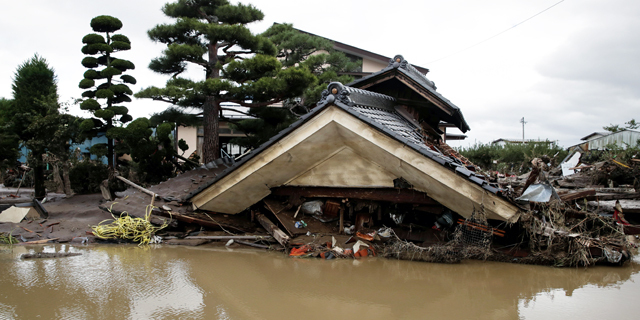 נזקי סופת ה טייפון שהיכתה ב יפן במהלך החודש