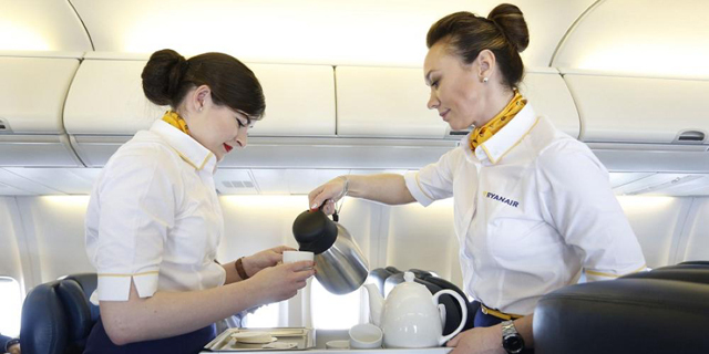 משקאות חמים קפה תה מטוס טיסה דיילות 3