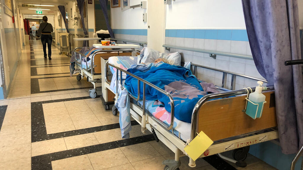 חולים במסדרון בית החולים ברזילי אשקלות מערכת הבריאות מצוקת אשפוז בתי חולים