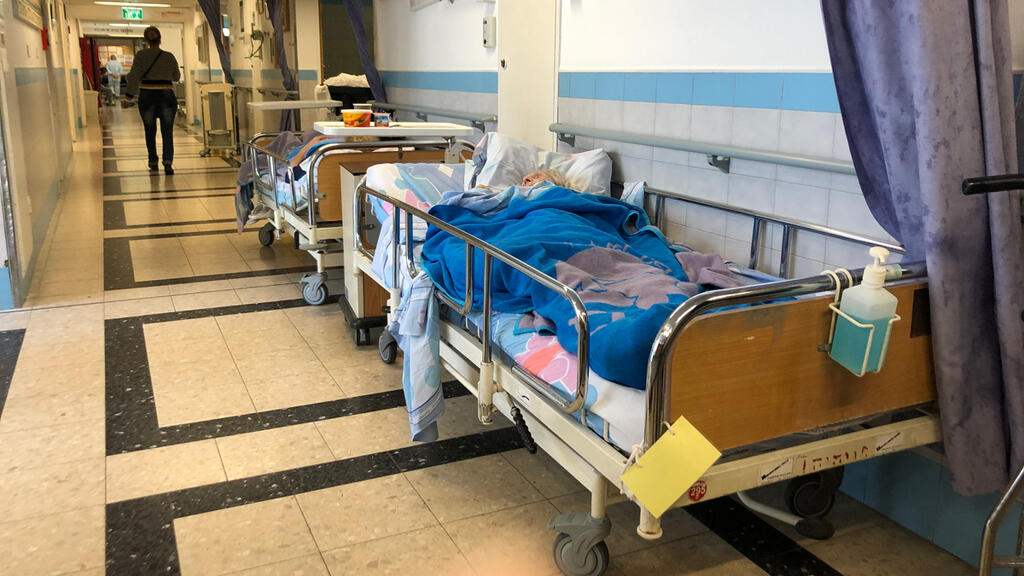 חולים במסדרון בית החולים ברזילי אשקלות מערכת הבריאות מצוקת אשפוז בתי חולים