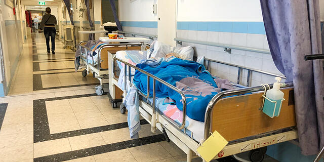 חולים במסדרון בית החולים ברזילי אשקלות מערכת הבריאות מצוקת אשפוז בתי חולים