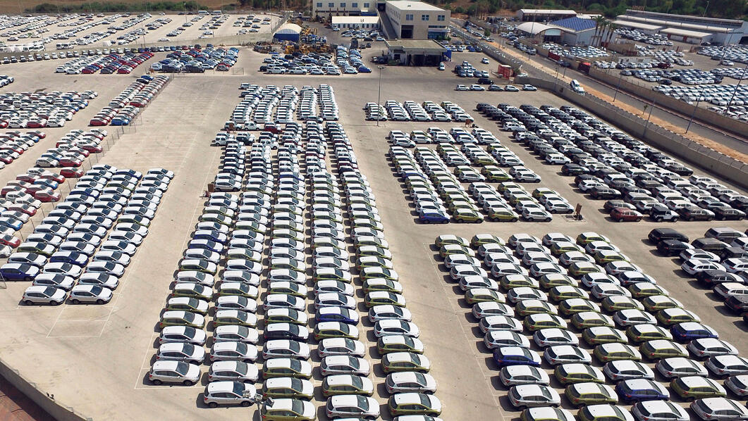 מגרש מכוניות חדשות 