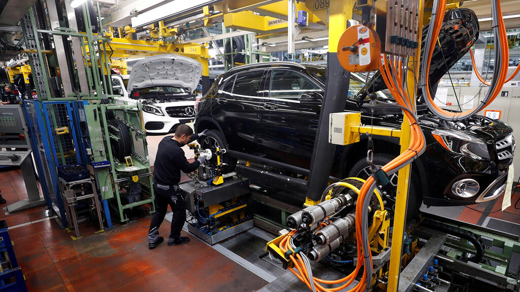 מפעל של מרצדס בנץ ב גרמניה