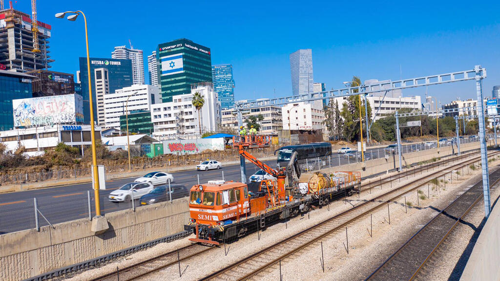 עבודות החשמול של הרכבת בתל אביב