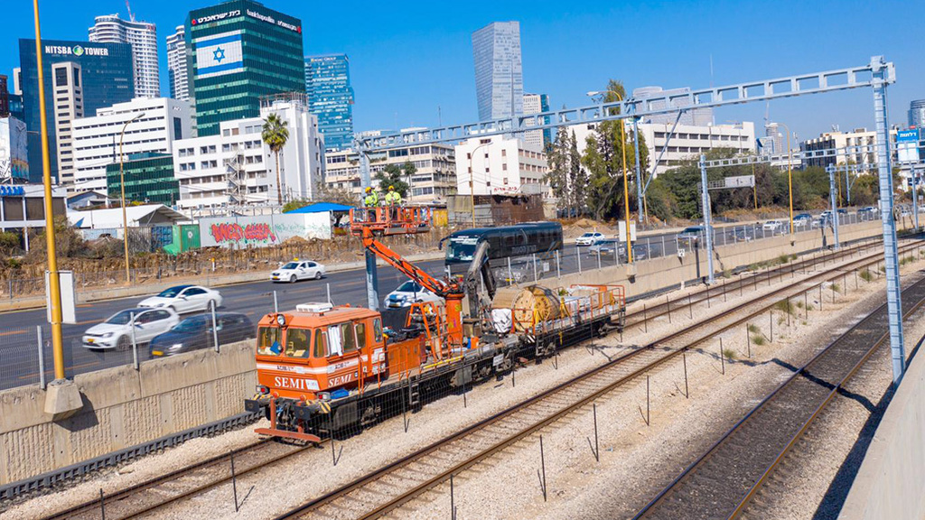 עבודות החשמול של הרכבת בתל אביב