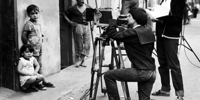 פנאי אנייס ורדה מתבוננת במצלמה בעת צילומי הסרט “קליאו מחמש עד שבע” מ־ 1961