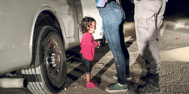 פנאי התמונה ילדה בוכה במעבר הגבול של ג’ון מור