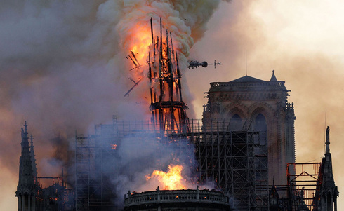 נוטרדאם בזמן השריפה בפריז, צילום: AFP