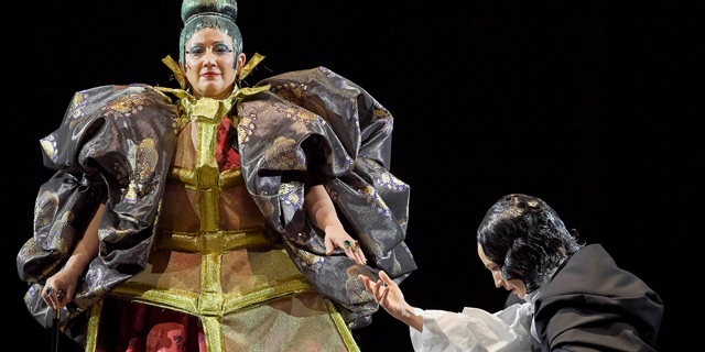 פנאי מלחינה אוסטרית ו מעצבת אופנה יפנית וירג'יניה וולף מתוך ה אופרה אורלנדו