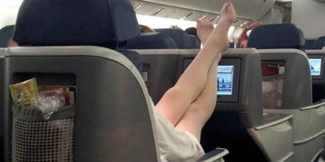 נוסעת רגליים על מושב מטוס נוסעים טיסה נימוסים
