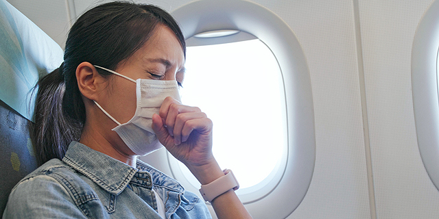 נוסעת טיסה איכות אוויר מחלה חולה נשימה