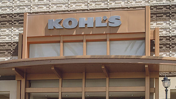 סניף קוהל'ס Kohl’s (צילום: בלומברג) לקוחה מחזירה בסניף קוהל'ס