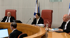 מימין השופטים  עוזי פוגלמן נשיאה אסתר חיות חנן מלצר בג"ץ נתניהו 