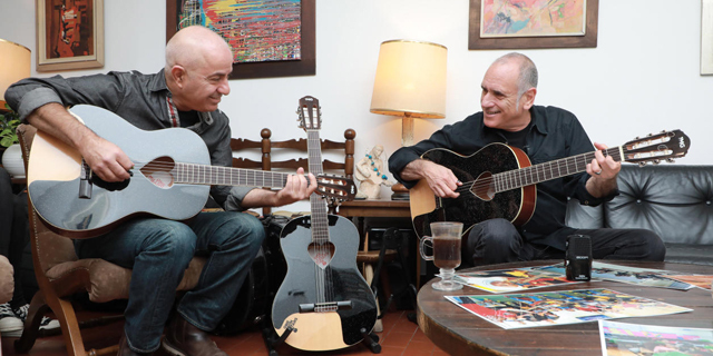 פנאי דויד ברוזה ו שמוליק בודגוב עם הגיטרות שעוצבו ל עמותה