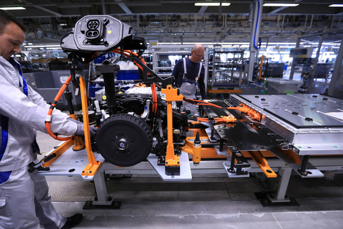 פס ייצור רכב חשמלי של חברת פולקסווגן, צילום: בלומברג