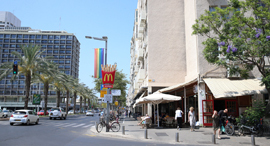 רחוב אבן גבירול תל אביב בית קפה אנשים אווירה