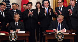דונלד טראמפ ו סגן ראש ממשלת סין  Liu He חותמים על הסכם הסחר 15.1.20