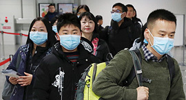 נוסעים מגיעים ליפן מ סין עם מסיכות מגיפה SARS ינואר 2020