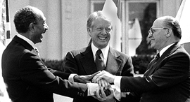מנחם בגין ג’ימי קרטר ו אנואר סאדאת בטקס חתימה על הסכם השלום ב 1979 פנאי