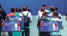 שחקנים במשחק פיפ"א של EA באירוע גיימינג בגרמניה