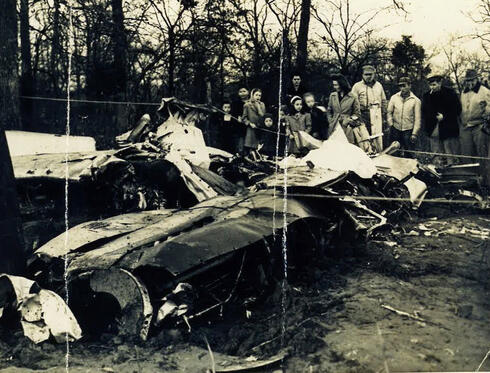 שברי מטוס המוסטנג שהתרסק במרדף אחר בלון, צילום: SCHS