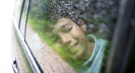 ילד מביט מחלון הרכב הפניקס
