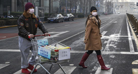 קורונה וירוס נגיף שני אנשים ועגלת קניות ברחוב ריק סין 12.2.20