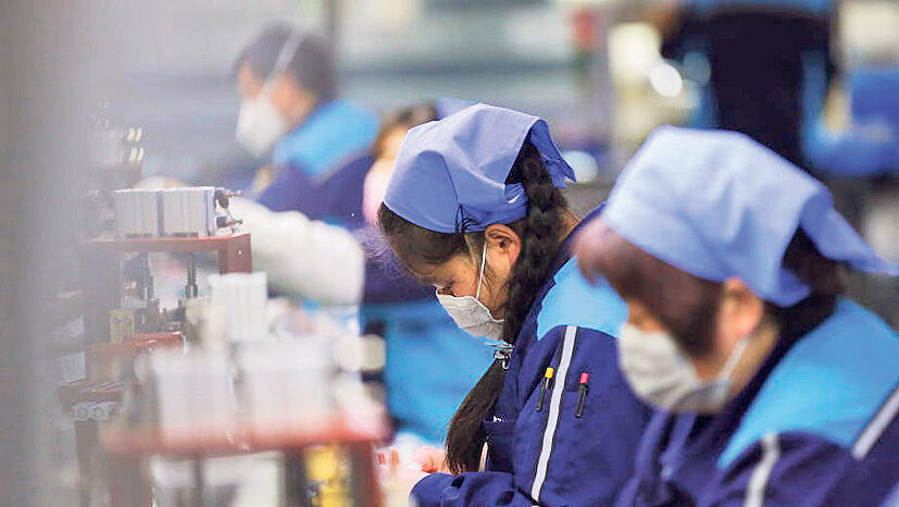 וירוס קורונה פועלים מפעל בסין